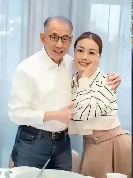 82岁还陪着看演唱会，送几百万的钻石和JY车牌。杨受成对容祖儿，到底图什么？你