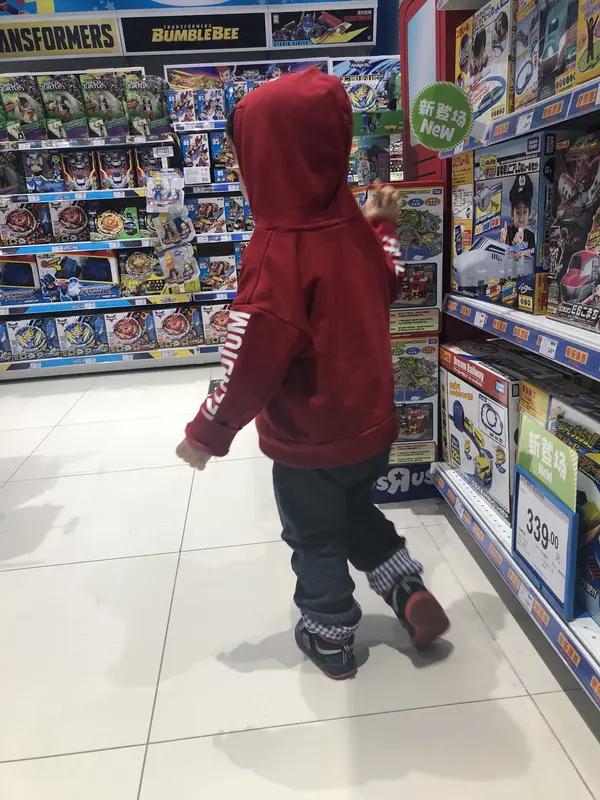 今天遇到个事儿，给我整懵了。在商场里，一个目测1米85的“小学生”，那身高，感觉