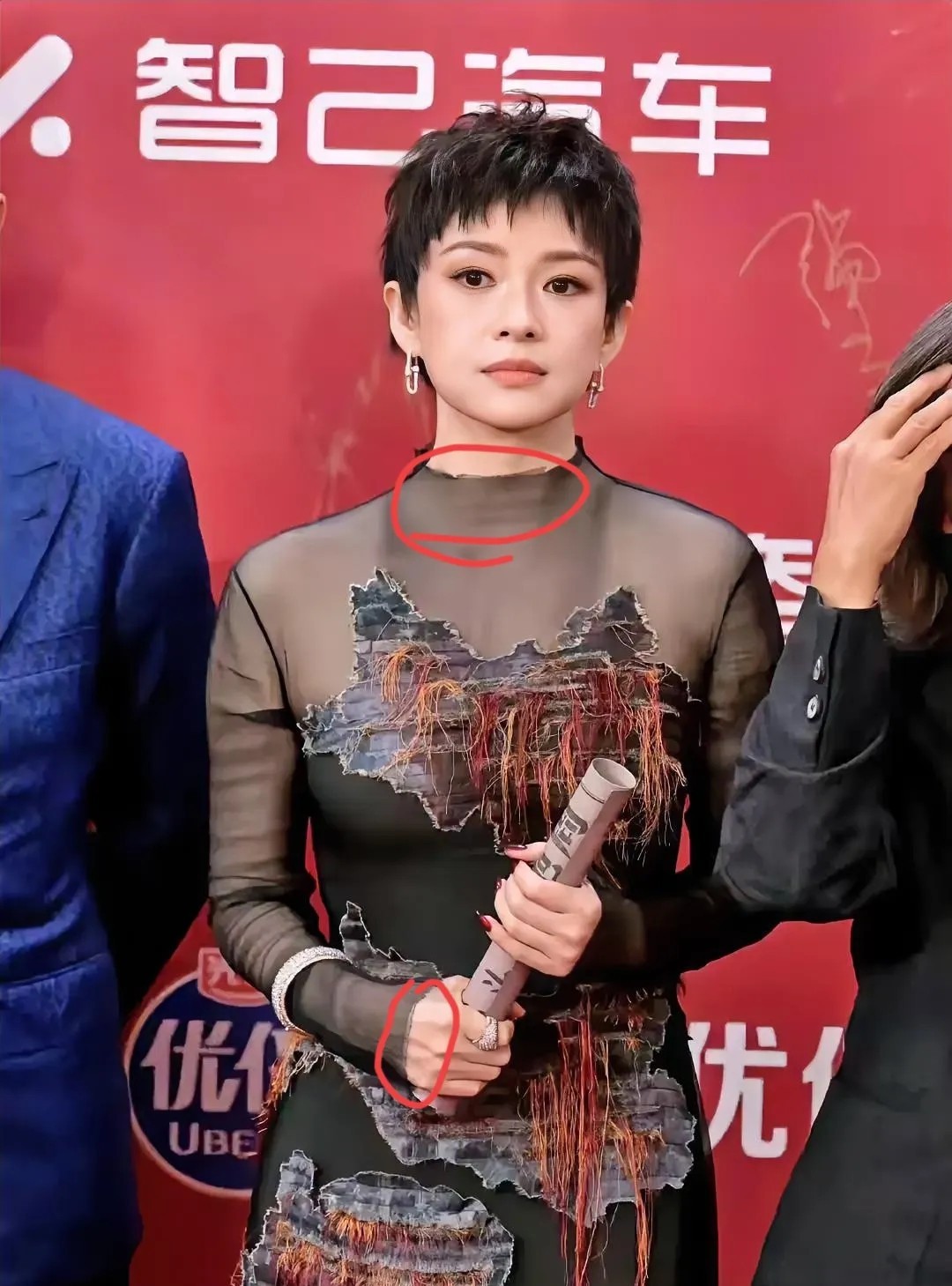 章子怡给所有成年女性上了一课！不是要选择适合自己的发型也不是别总穿暗色系的衣
