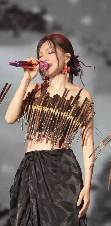 全网都在夸张韶涵的造型师，每次演唱会都有非常惊艳的舞台服装，不过今天这一套看起来