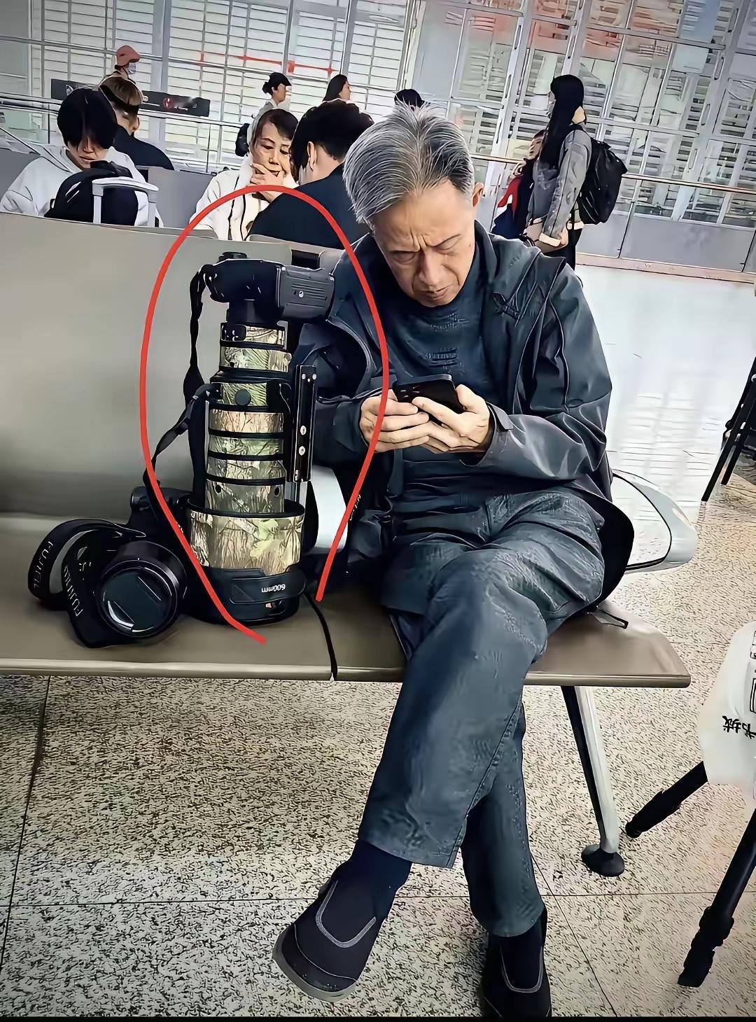 嘿，你瞧瞧，这可不就像是一辆被实实在在扛在肩膀上的路虎嘛！