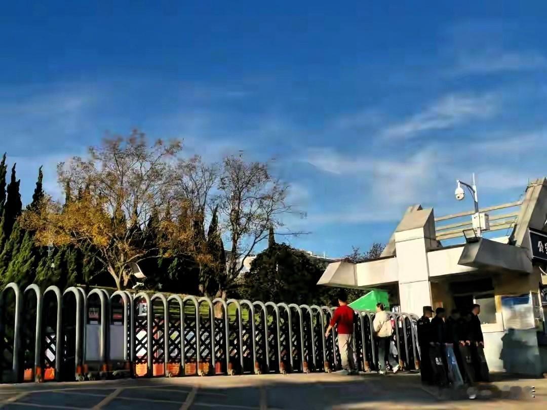 没底线了!云南安宁，一中学老师被校方拖欠工资，老师这才发现，收取的数千万元学费被