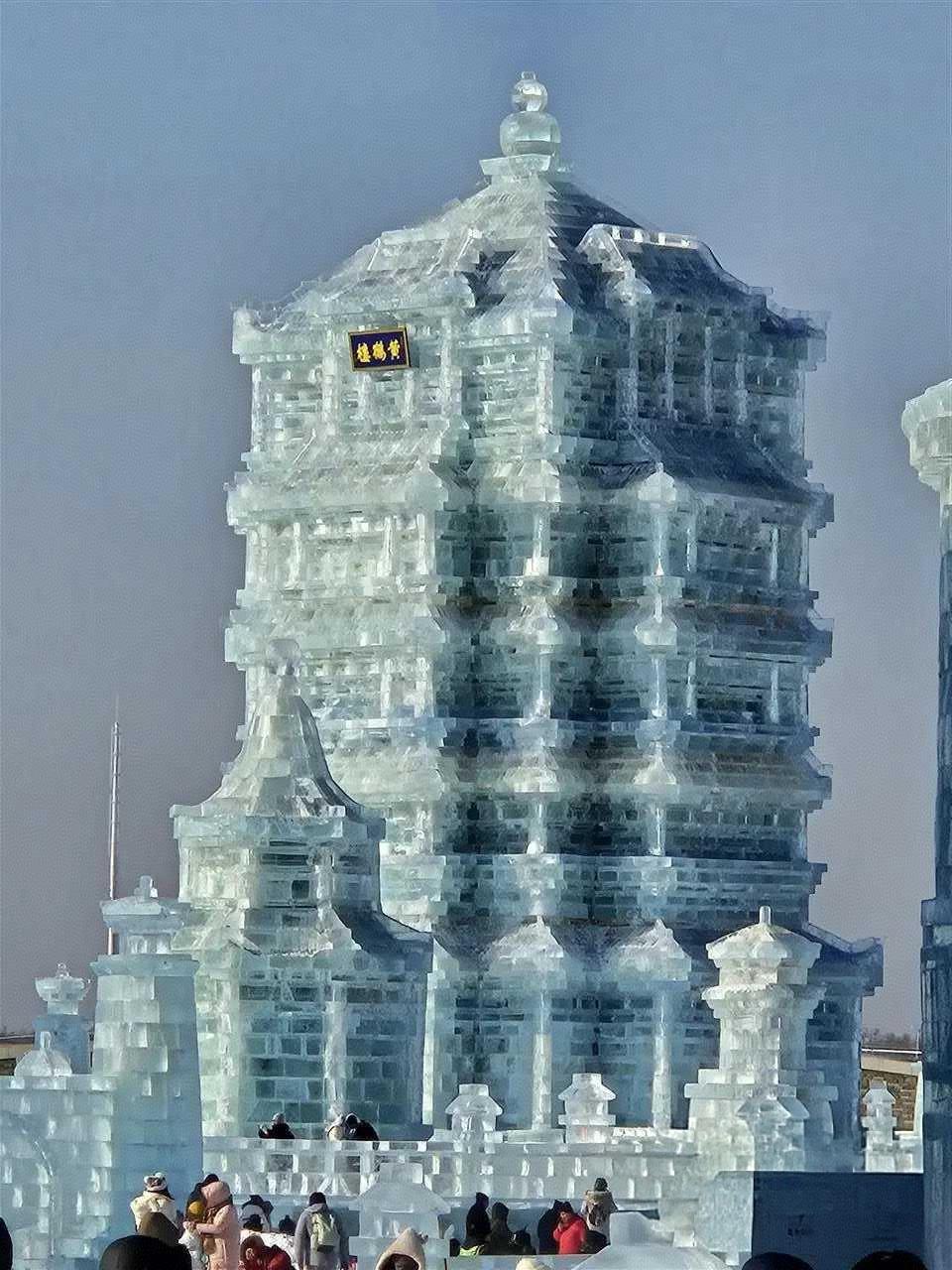 尔滨“冰雪朋友圈”刷屏！8600方冰雕黄鹤楼引全国游客打卡12月17日，第