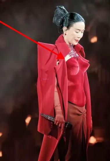 天后给刀郎加分最近，天后复出，接连举办多场演唱会，唱功不减当年。对于当年