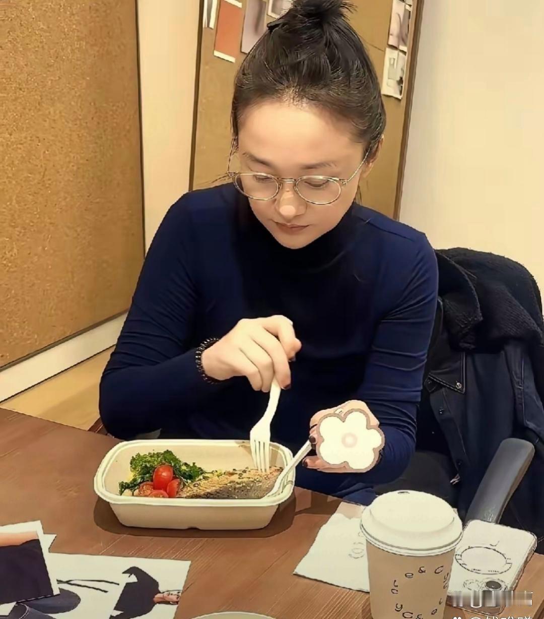 周迅真能扛，一个人吃饭就弄点素的