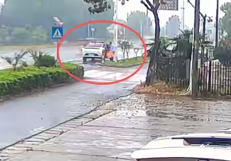 市民何先生上午举报有人开执法车收取礼品，下午就有人给他打电话沟通，要他一起吃饭商
