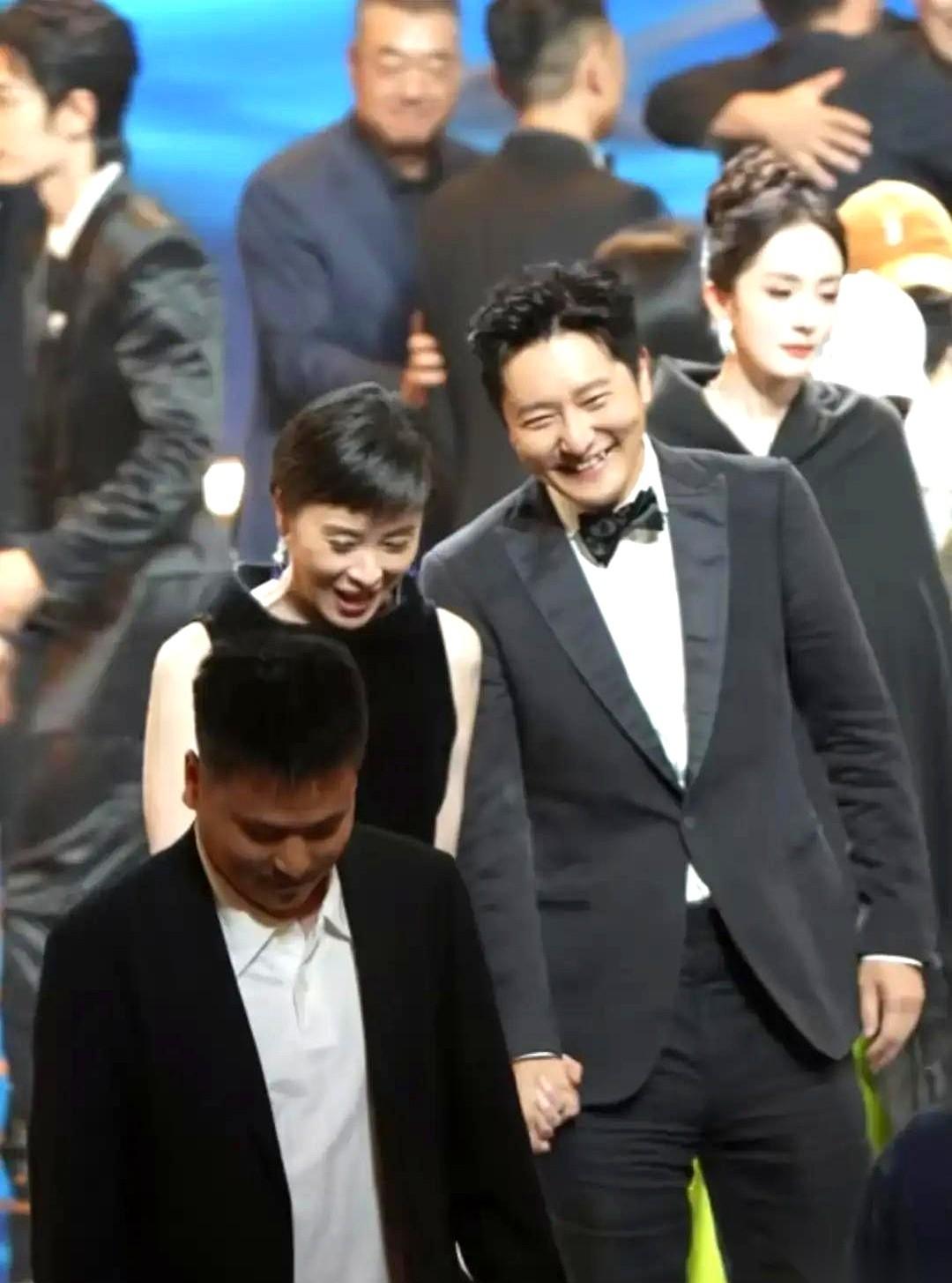 郭京飞那一把，攥住吴越的手腕子，那叫一个结结实实。生怕师姐穿着高跟鞋给摔了。