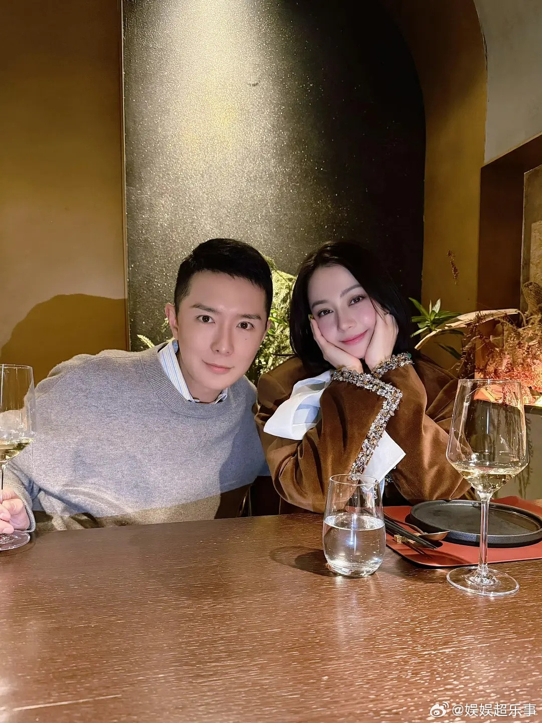 迪丽热巴终于有露面了和刘冲聚餐