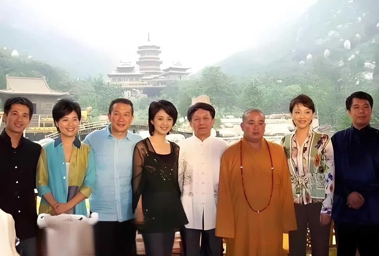 看到一张十多年前释永信和7名文艺界名人的合影，真挺让人感慨。杨澜、许戈辉、易中天