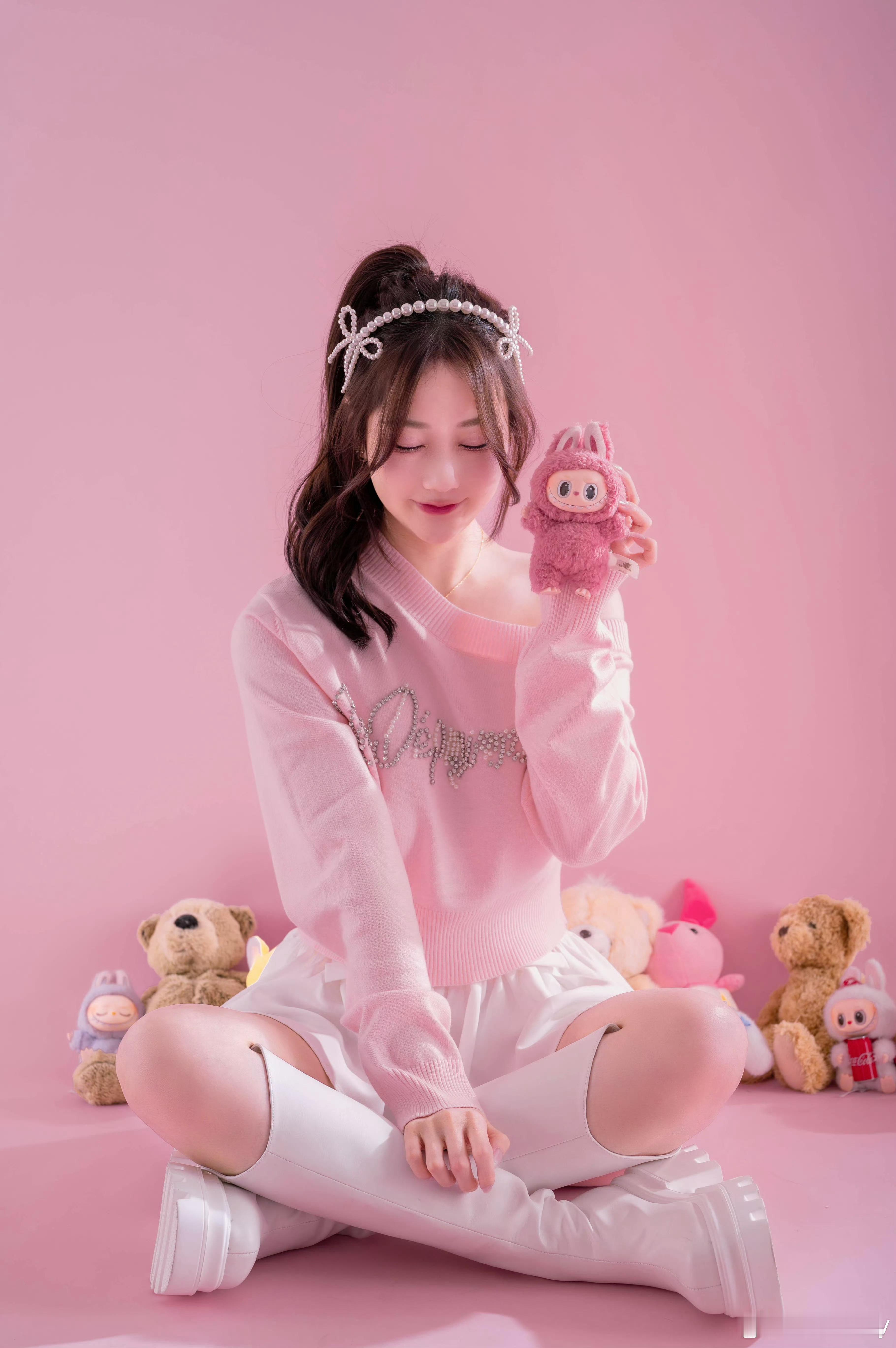 粉粉嫩嫩解说Kitty分享写真照：小露香肩，高筒皮靴+白短裙～Kitty