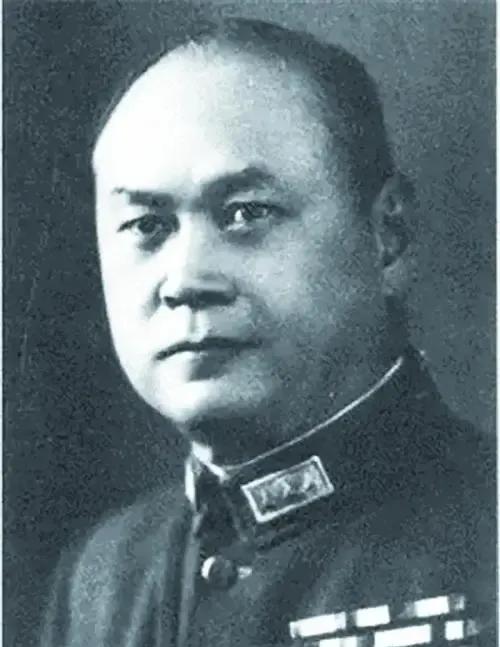 1949年8月的一天，特务头子沈醉在家中部署对杨杰的暗杀。昆明老宅的檀木桌上