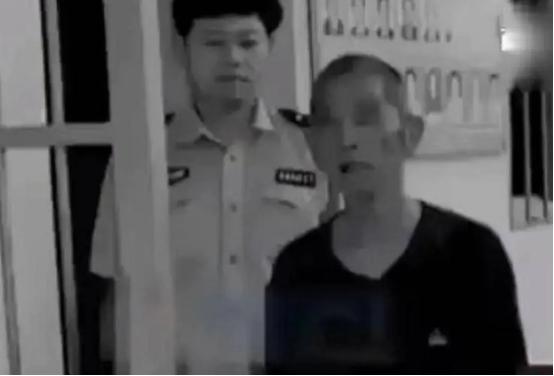 河北一82岁大爷，让25岁女村民帮其设置刚买的手机，不料，大爷趁女村民不备突然伸