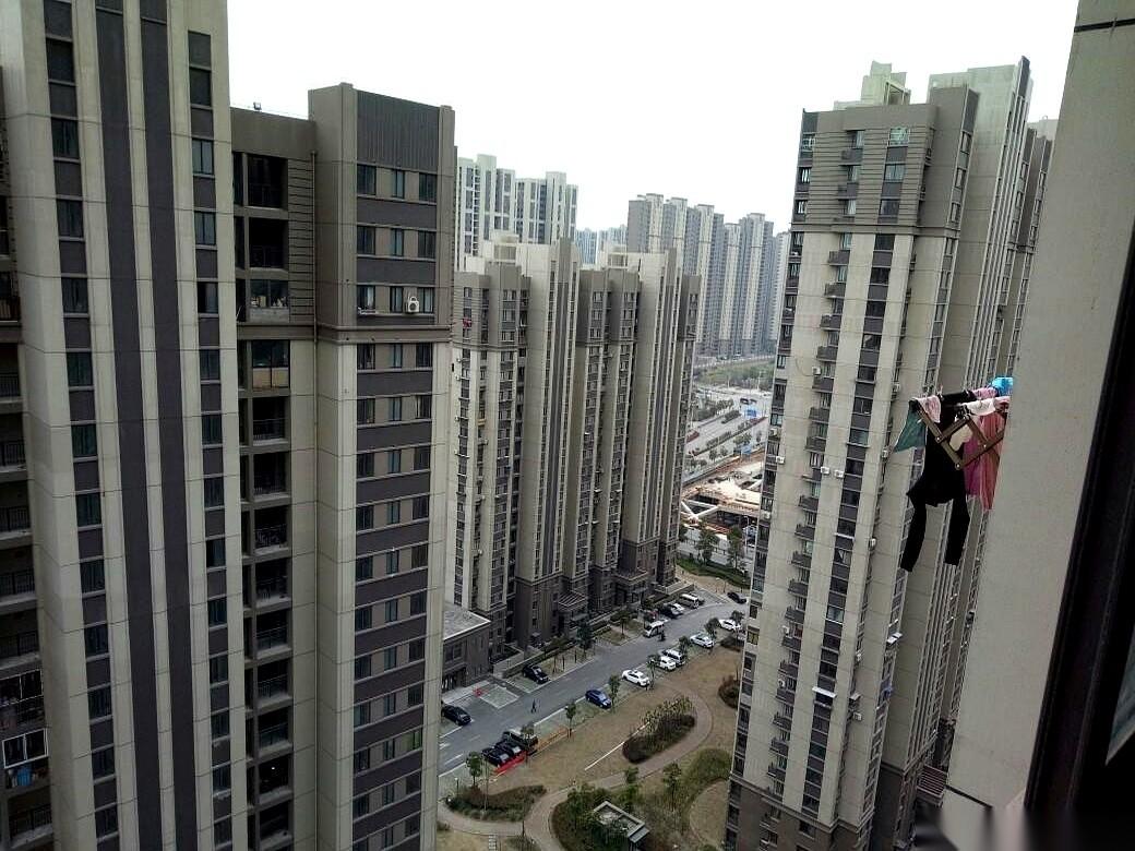 售楼处的小哥小姐姐估计要拉黑我了，但这话我必须得说。你攒了半辈子钱，掏空了六个