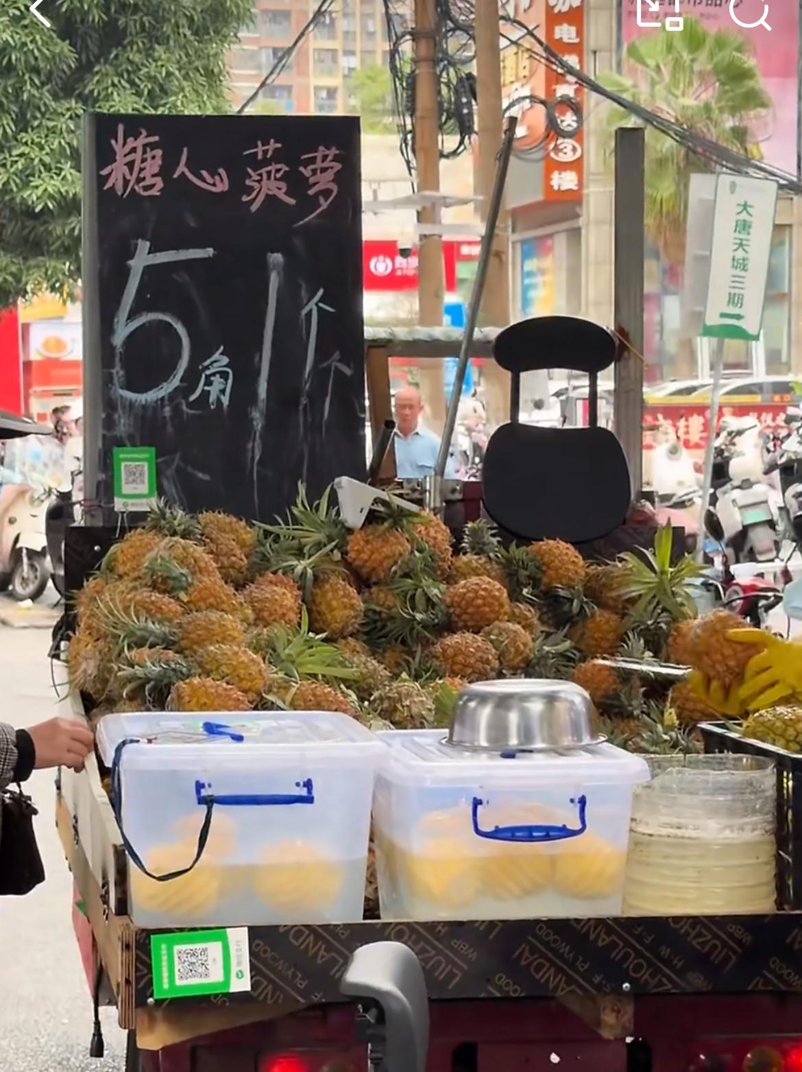 浙江女生惊呼广西街头菠萝5毛钱一个，还包削皮，广西的水果真有这么便宜吗？昨天