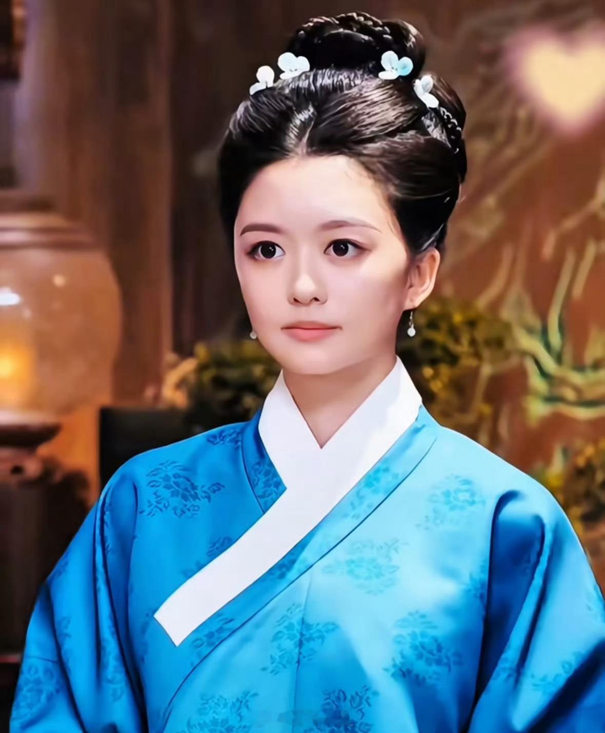 这艺人挺吃妆造啊😂