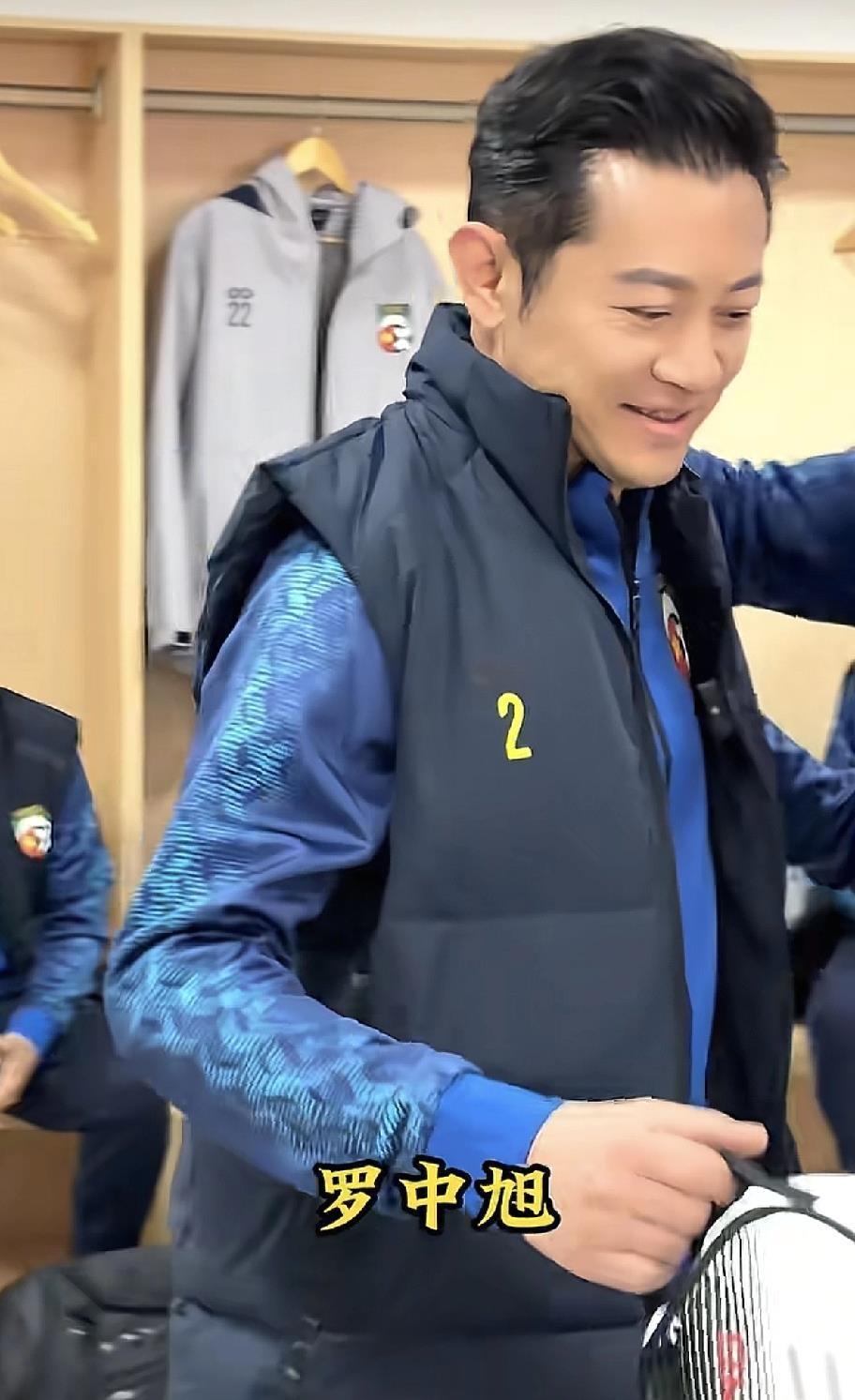 57岁罗中旭生日太热闹！一群老熟人齐聚，看完太感慨罗中旭57岁生日，高峰、