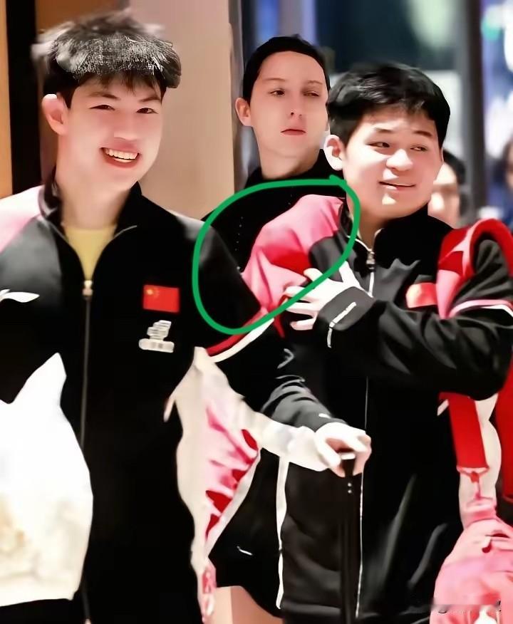 怪不得林诗栋打不过张禹珍？原来他受伤了！今天刚看到林诗栋打完张禹珍，回酒店