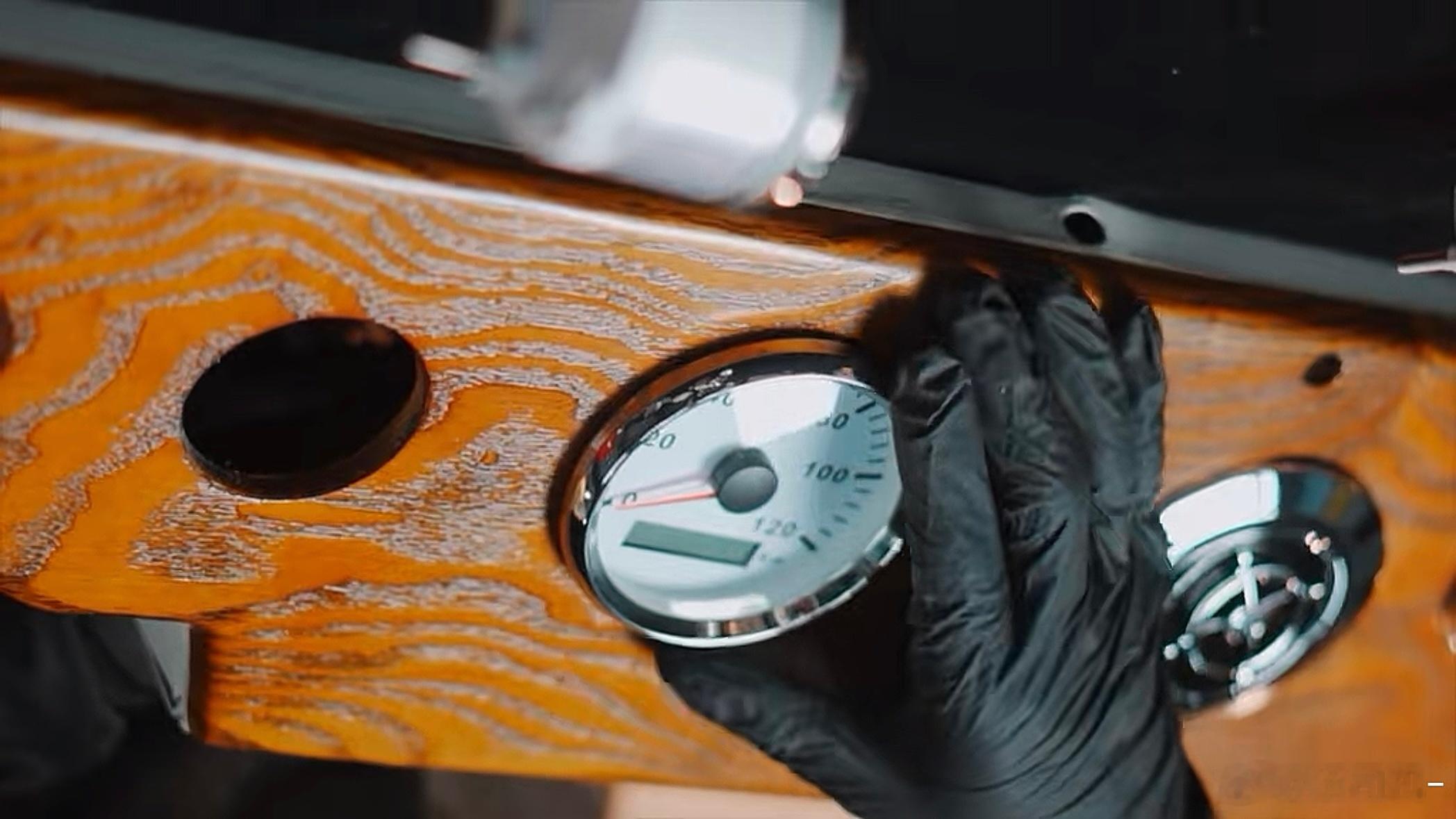 汽车上的实木饰板，基本都是在塑料基材上贴一层薄薄的树皮，上到劳斯莱斯下到落道，其