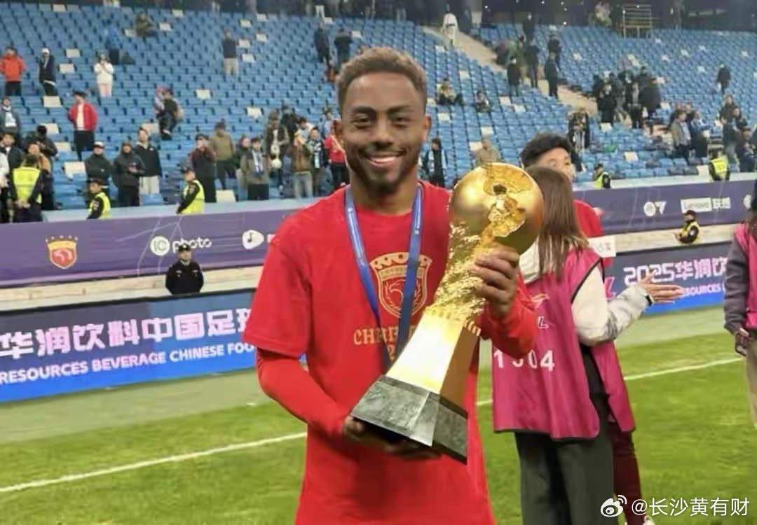 官宣！加布里埃尔回归海港，签约两年。加布里埃尔回归上海海港这事儿太让人兴奋了！1