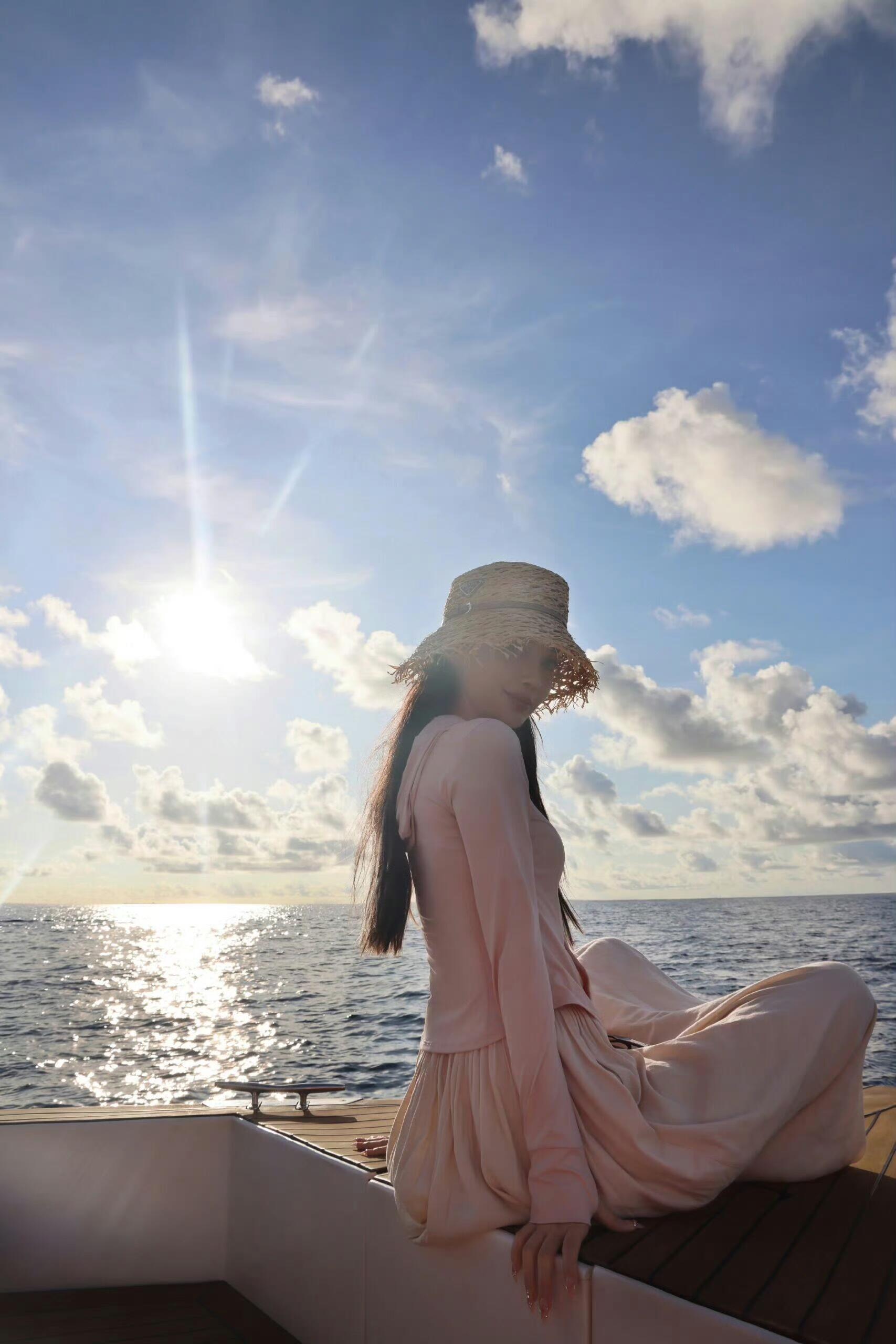 网友马代偶遇angelababy美鼻玩的开心🥳我鼻真的很喜欢去海边玩🏝️