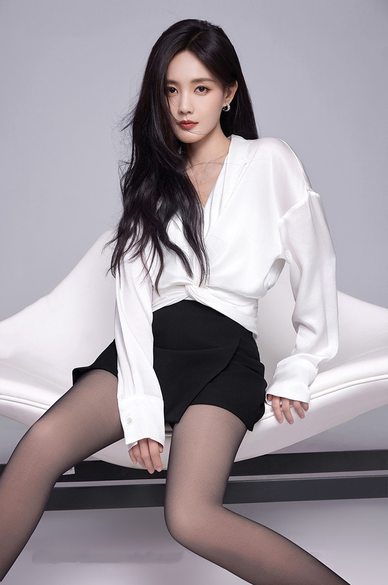 李一桐丝袜美腿代言，黑与白，都好看！李一桐