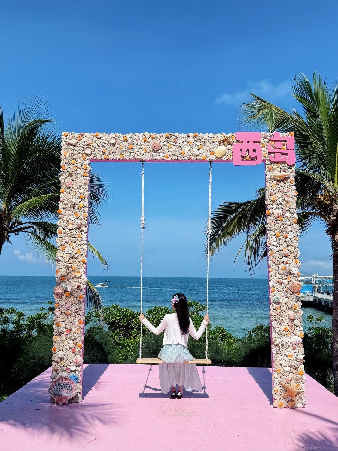 下午五点左右在西岛海滩等日落，这个时间点拍照光影效果最棒！太阳慢慢西沉，海面