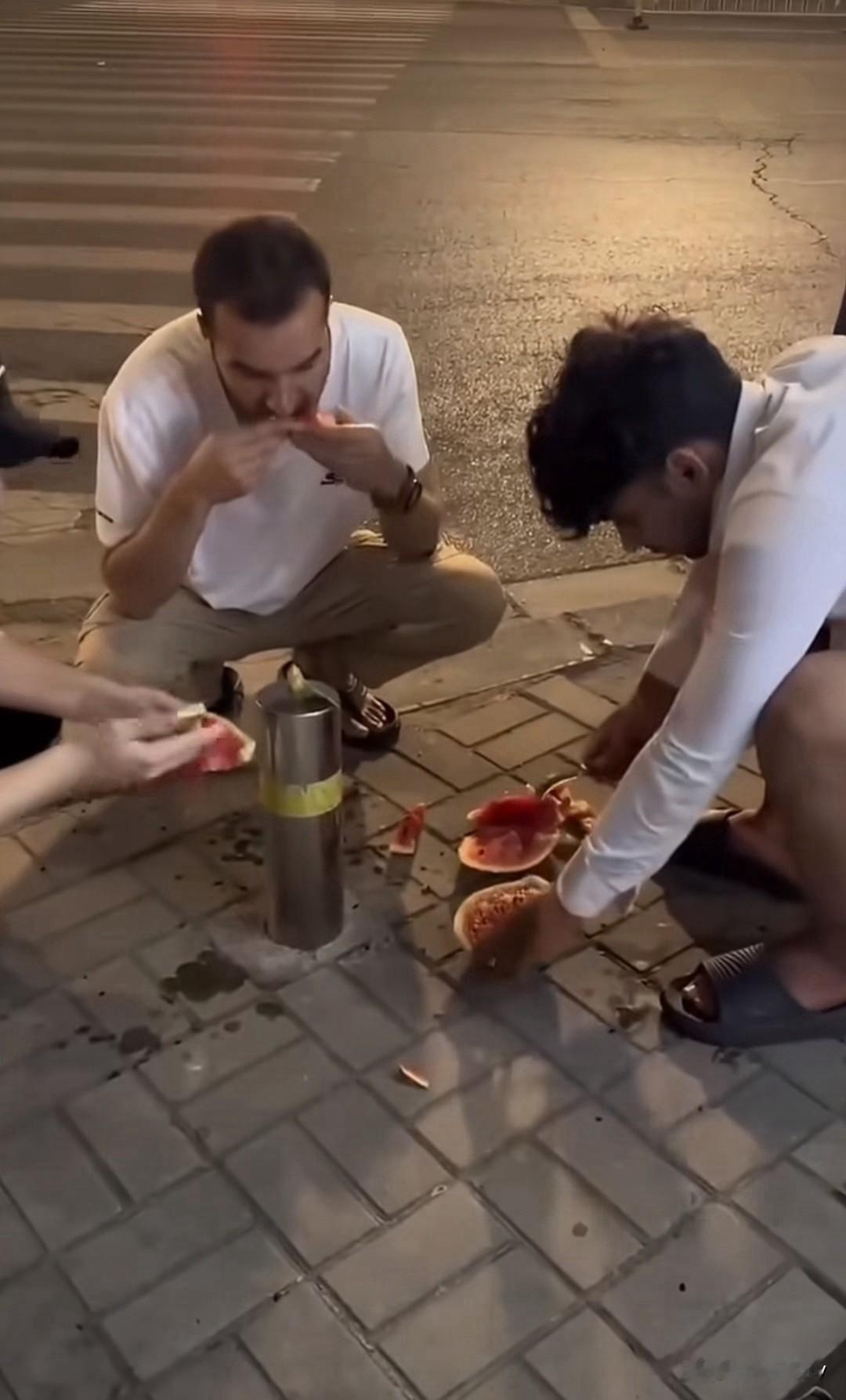 真是令人气愤！近日，上海淮海中路几名外籍人员坐在路边的人行道上吃西瓜，他们没有把