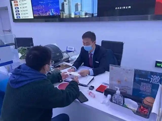 我朋友在银行上班偷偷告诉我：她说银行里好多账户里的钱躺了三十多年都没人碰。说不是