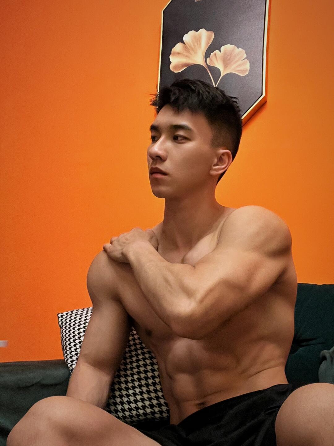 坐下的时候肚子还是有1️⃣点肉