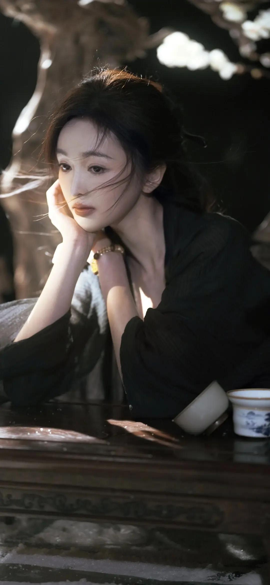 美女壁纸～竹笠轻携，清茶浅酌，一袭玄衣在朦胧光影里晕开清冷韵致，既有江湖的疏离，