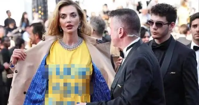 法国美女戛纳裸奔抗议乌克兰，胸前涂国旗引热议