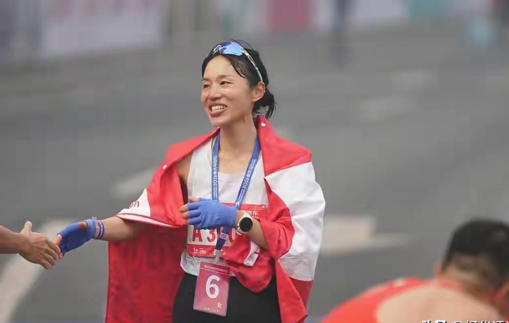 虽然很多人都在点赞张水华，可我觉得她真不该这么推崇，也不能当做典范，因为你