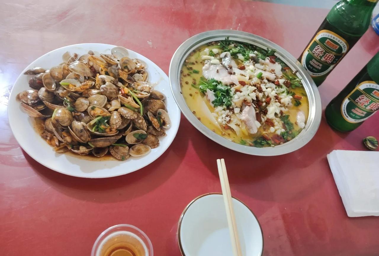 中午我一个人到宾馆旁边的小饭店要了两个菜和两瓶啤酒，中午就这个，不吃米饭。这顿饭