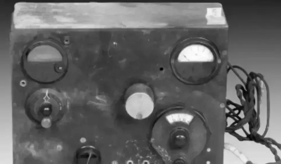 梁勇在黑龙江老林子里踩到一块塌板，低头一看地窖里躺着台锈成疙瘩的电台，壳子上US