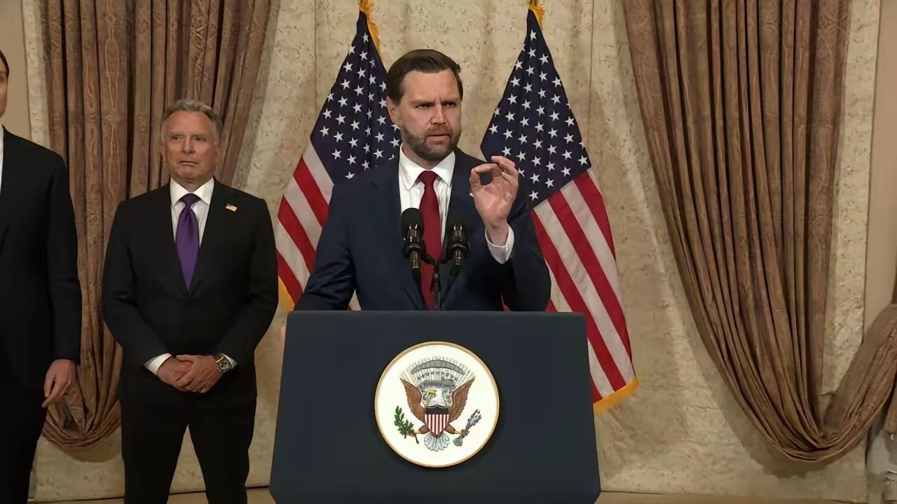 谈了21个小时，美国副总统眼睛都快谈绿了。后半夜出来宣布：好消息是和伊朗有了接触