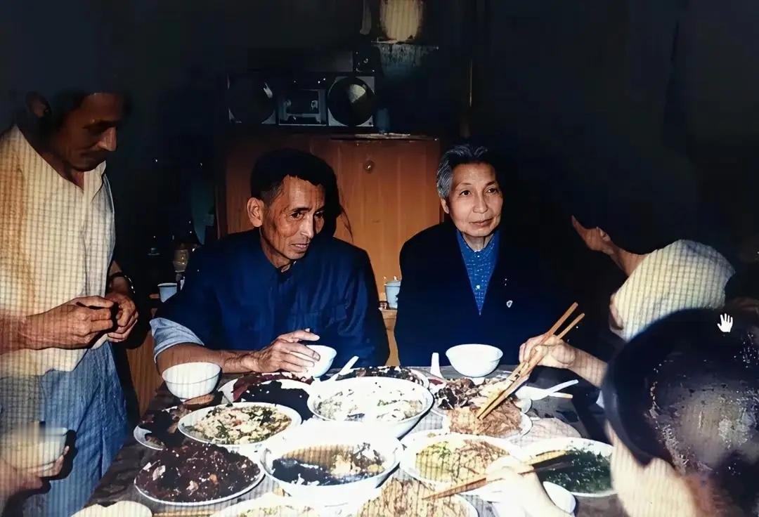 1987年，井冈山，曾志与曾经失散20余年的长子石来发聚餐时的留影，因为石来发务
