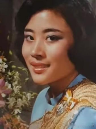 泰国公主帕查拉吉迪雅帕的母亲，颂莎瓦丽·吉滴耶功，俗称颂妃，为泰王拉玛十世哇集拉