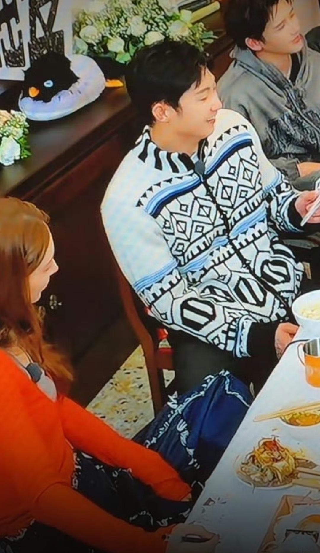 金晨黄景瑜综艺贴腿争议反转！错位视角太会骗，CP感藏不住了综艺名场面又引误