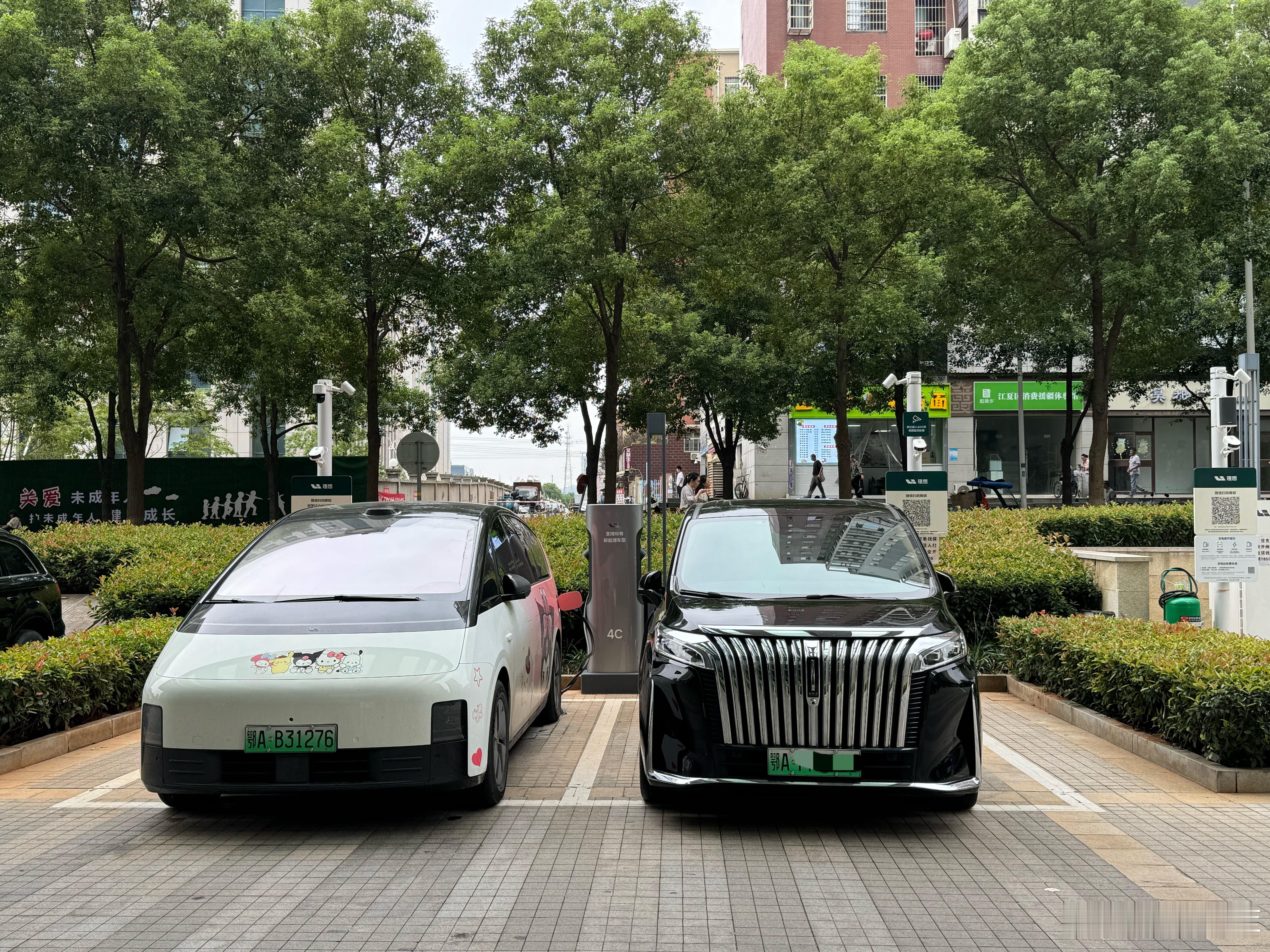 我在这里充电突然来了个美女敲我窗户吓我一跳我以为啥事她问我贴膜彩绘在哪里弄的我