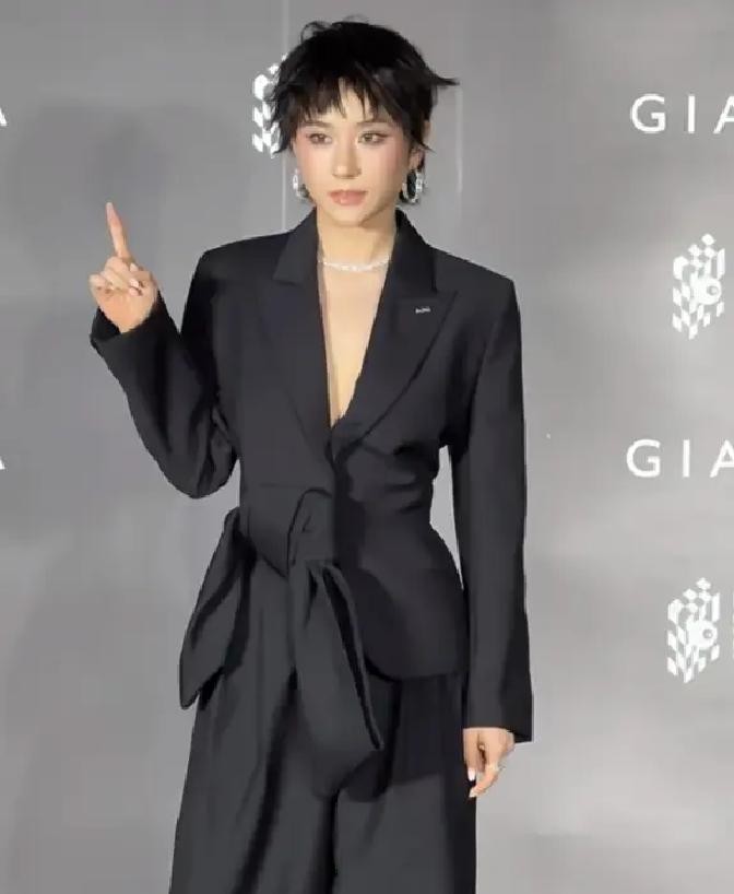 何超莲剪了短发，网友都说她撞脸年轻时的何超琼，可隔天她就穿着拖鞋跟窦骁前后脚走进街边小馆，没带保镖没
