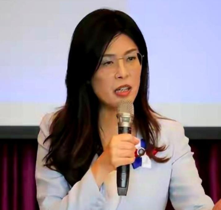 郑丽文把一个刚坐过牢的人，请回来当“首席战略官”。就这一个操作，后面的剧情根