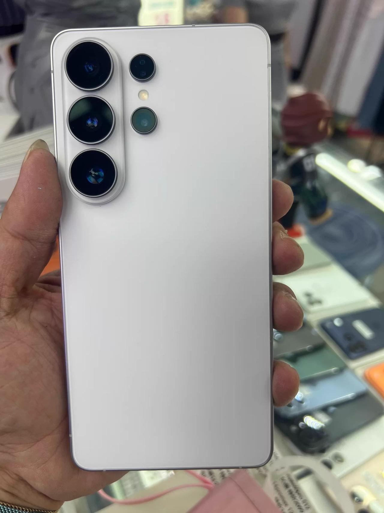 第一次拿到三星S26Ultra，真的感觉跟国产旗舰好不一样，虽然屏幕不像以前那