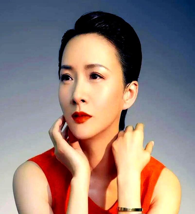 双料影后蒋雯丽，在美国加州豪宅里，亲手把一面星条旗蜡烛，插在了儿子的生日蛋糕上。