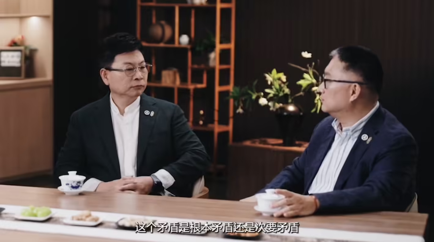 关于上汽和华为合作的尚界，主持人问上汽集团总裁贾健旭：「有矛盾的时候听谁的」？贾