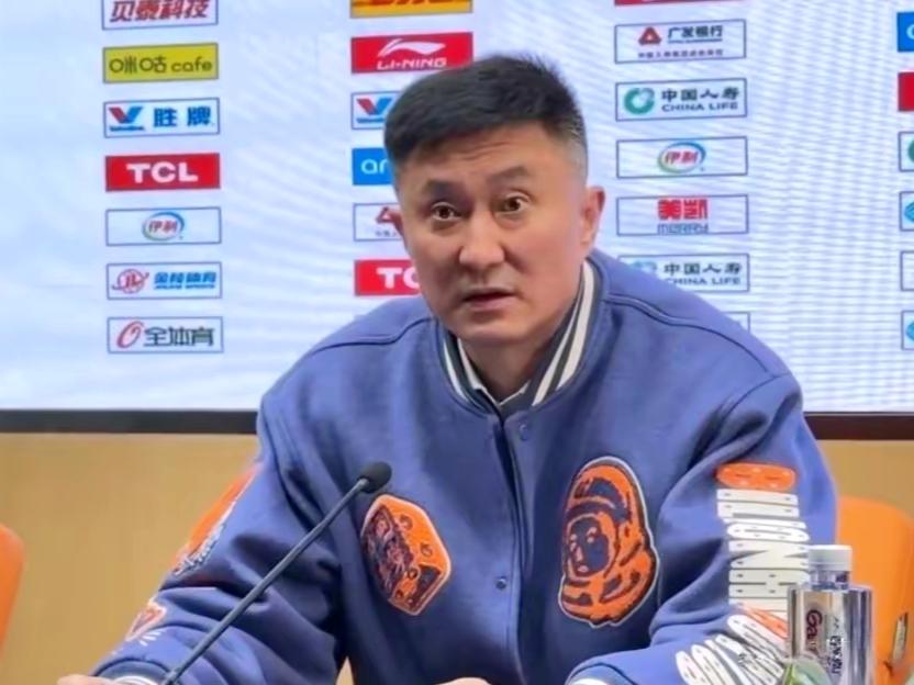 杜锋新赛季不再执教广东，换换工作性质也挺好据苏群老师透露，新赛季杜锋不再担任
