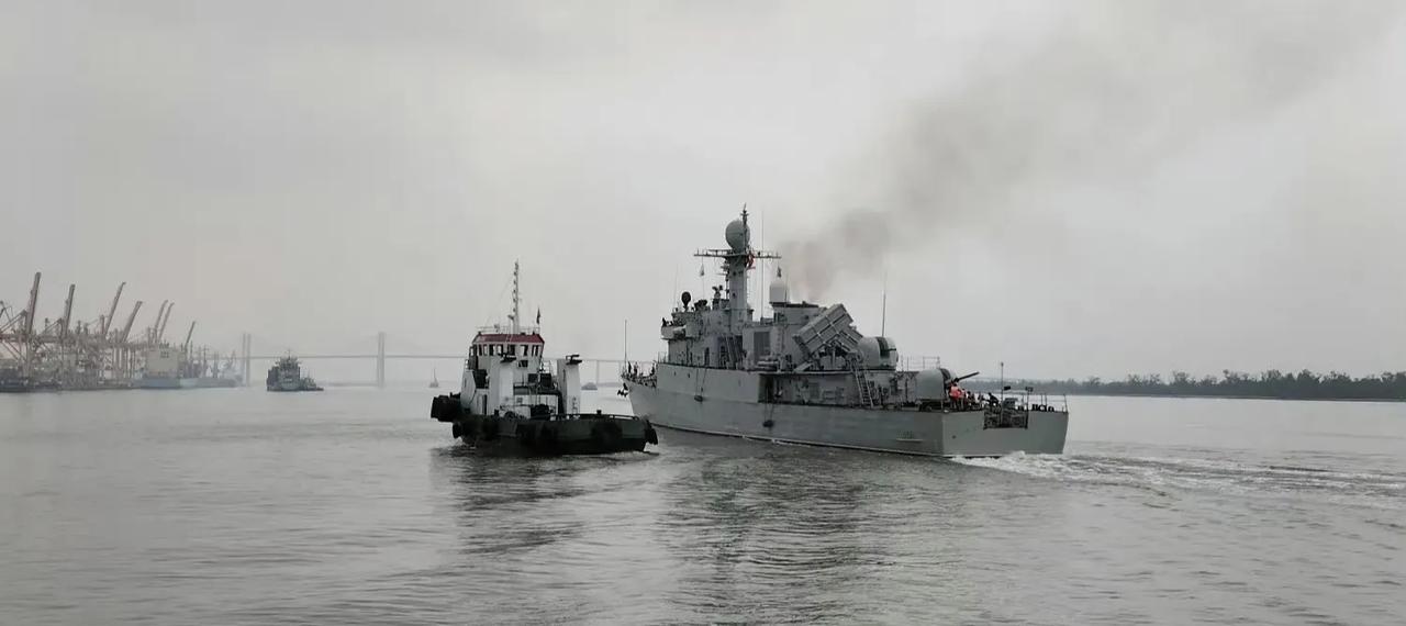 越南海军的一艘浦项级轻型护卫舰离开改装的船厂开始试航，可以看到在舰体后部加装了越