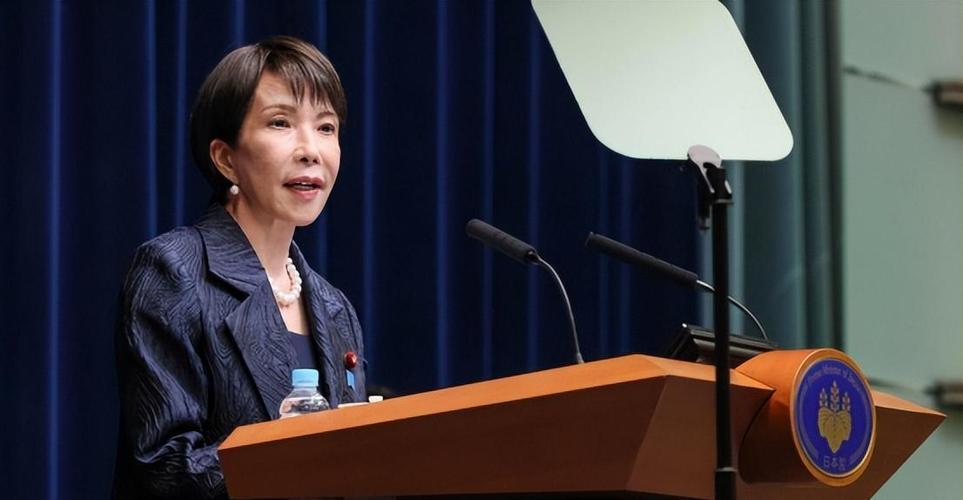 日本政坛最近真是闹翻了天！首相高市早苗在电视上强硬表态，要中国立刻撤销出口管制，