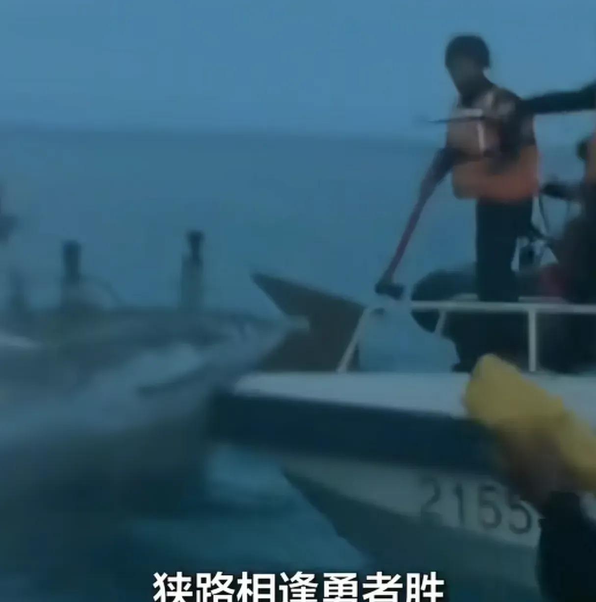 菲律宾人先掏出了枪，以为能吓唬住中国海警，没想到中国海警看到菲律宾人掏枪，立马就
