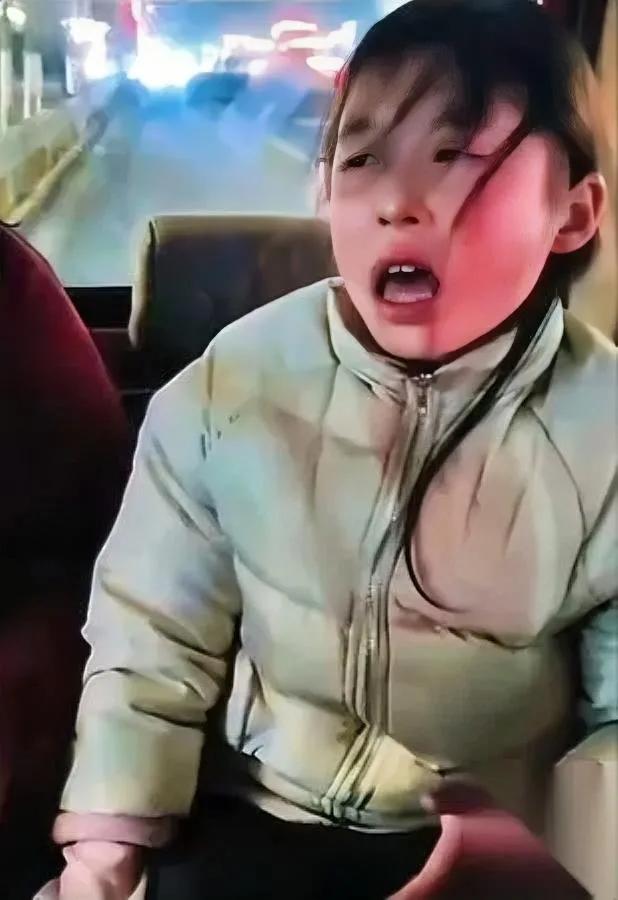 孩子扇自己脸咋办？7岁女孩因没烤肠狂扇自己，奶奶电车没电急得直抹泪。这哪是闹
