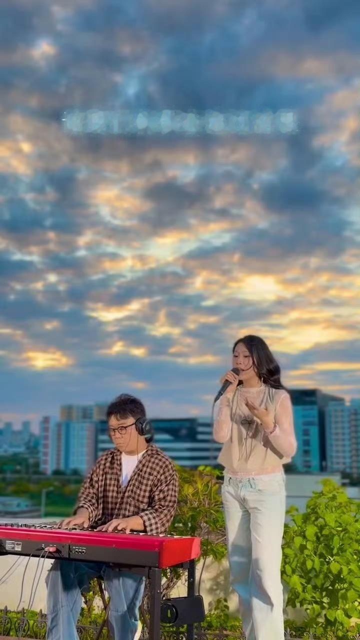 沈佳润天台演唱就骗我一次沈佳润就骗我一次和晚霞好适配落日铺满天台🌇沈佳润献唱《